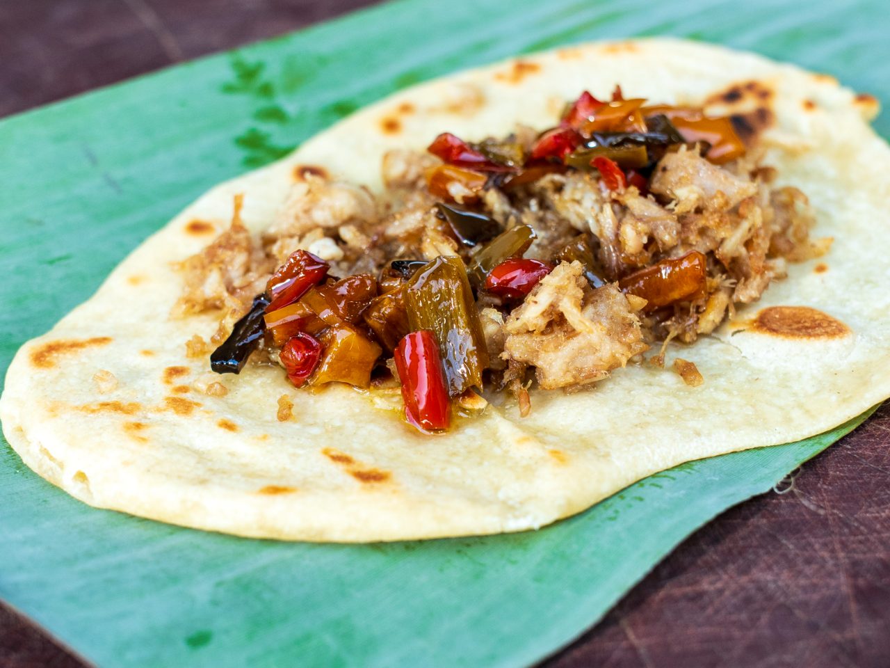 Tortilha artesanal, recheada com costelinha suína desfiada. Com molho de vegetais defumados,curtidos no azeite.