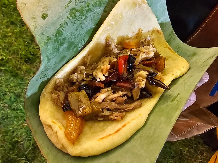 Tortilha artesanal recheada, com costelinha suína desfiada. Com molho de vegetais defumados, curtidos no azeite.