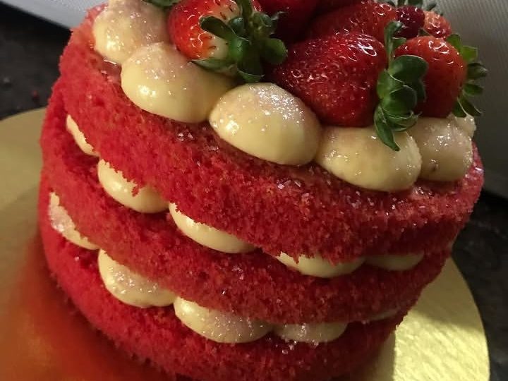 Bolos para a sua comemoração! Esse, um Red Velvet com recheio e cobertura suave de Creme Patissier. 