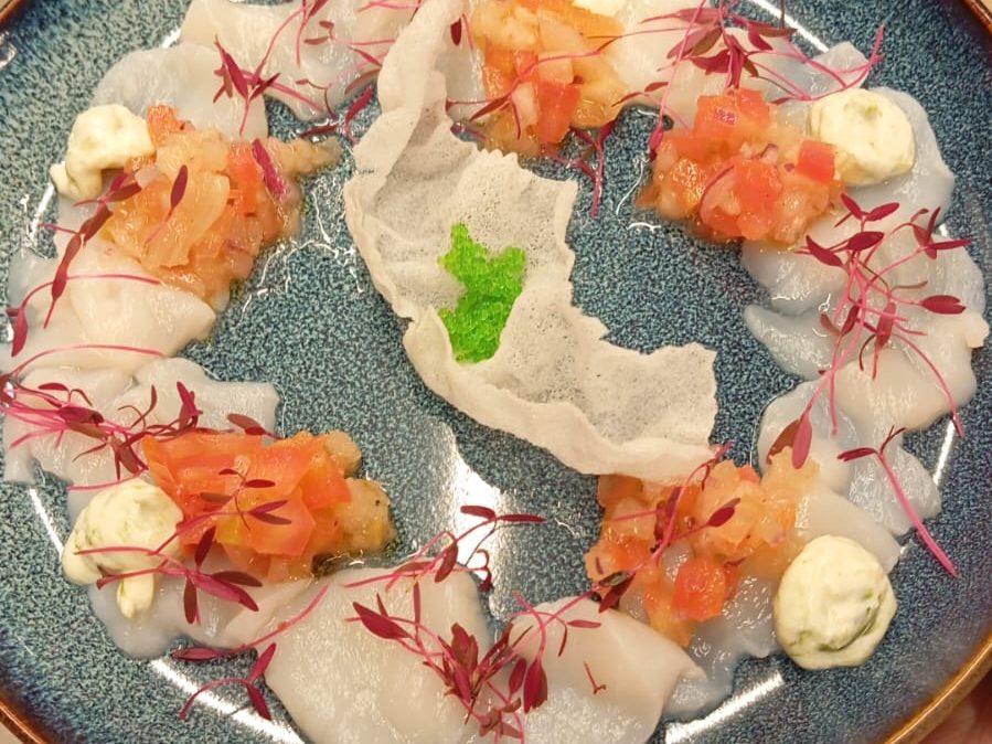 Carpaccio de vieira canadense very large, vinagrete de abacaxi, aioli de alho poró, crocante de folha de arroz e tobiko.