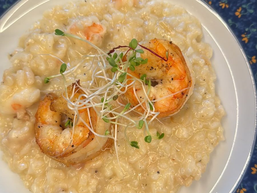 Risoto de queijo brie com camarão ao limone siciliano e brotos.