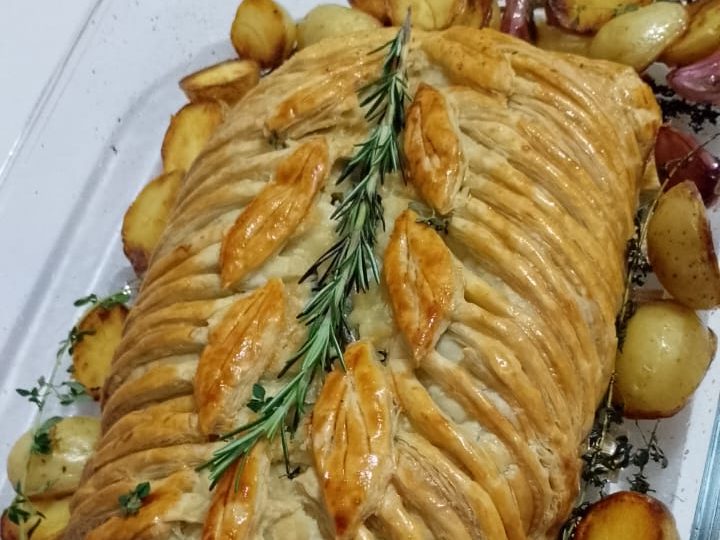 Salmão Wellington com espinafre e cream cheese, batatas fondant com ervas e alho confit.
