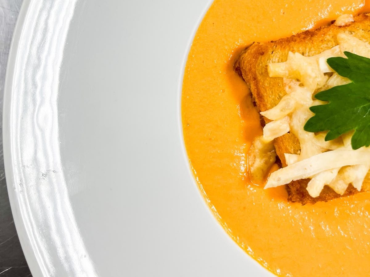 Sopa de cenoura com toast sem glutén e parmesão.