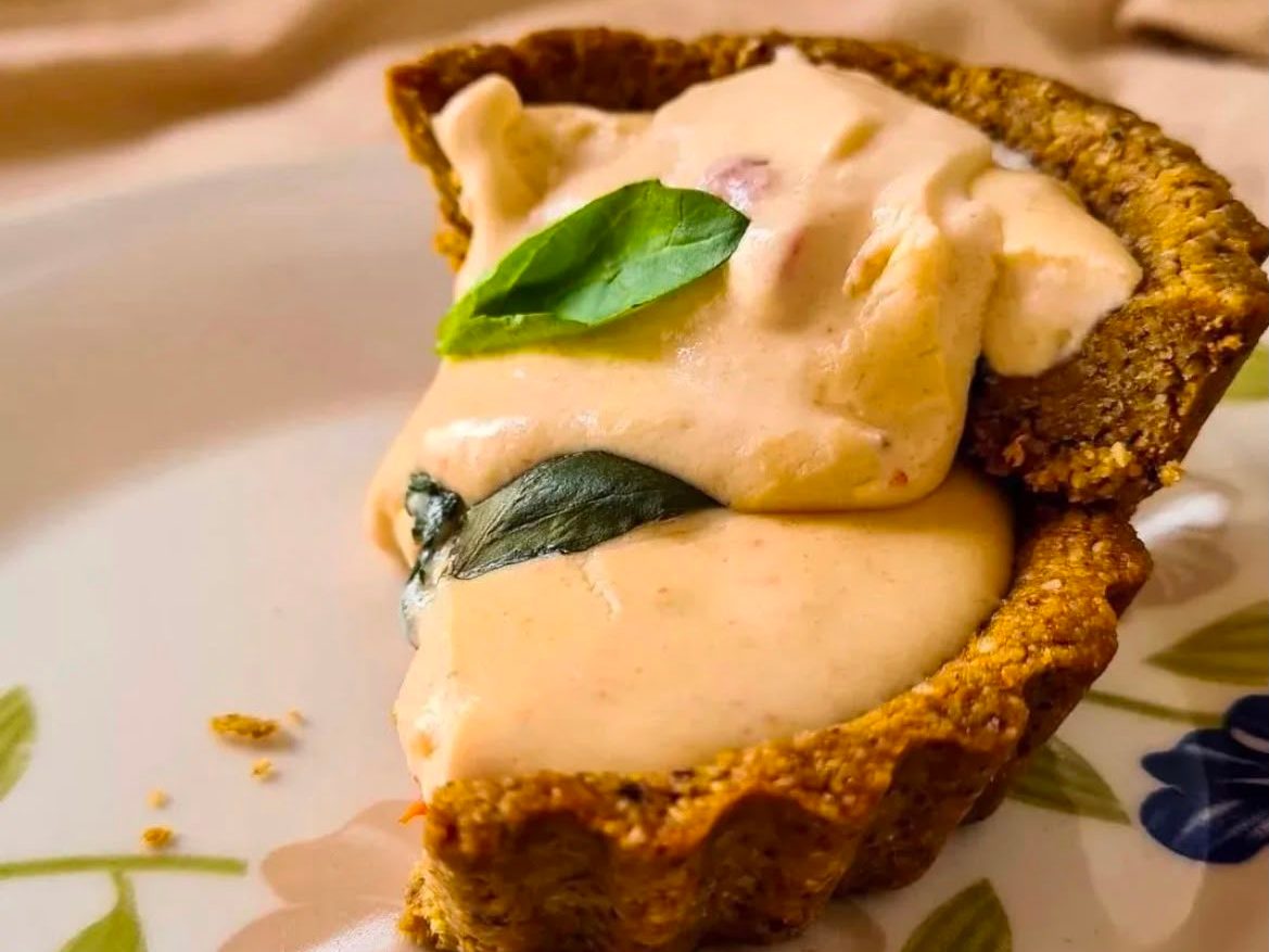 Quiche low carb de caprese, feita com ingredientes zero lactose.