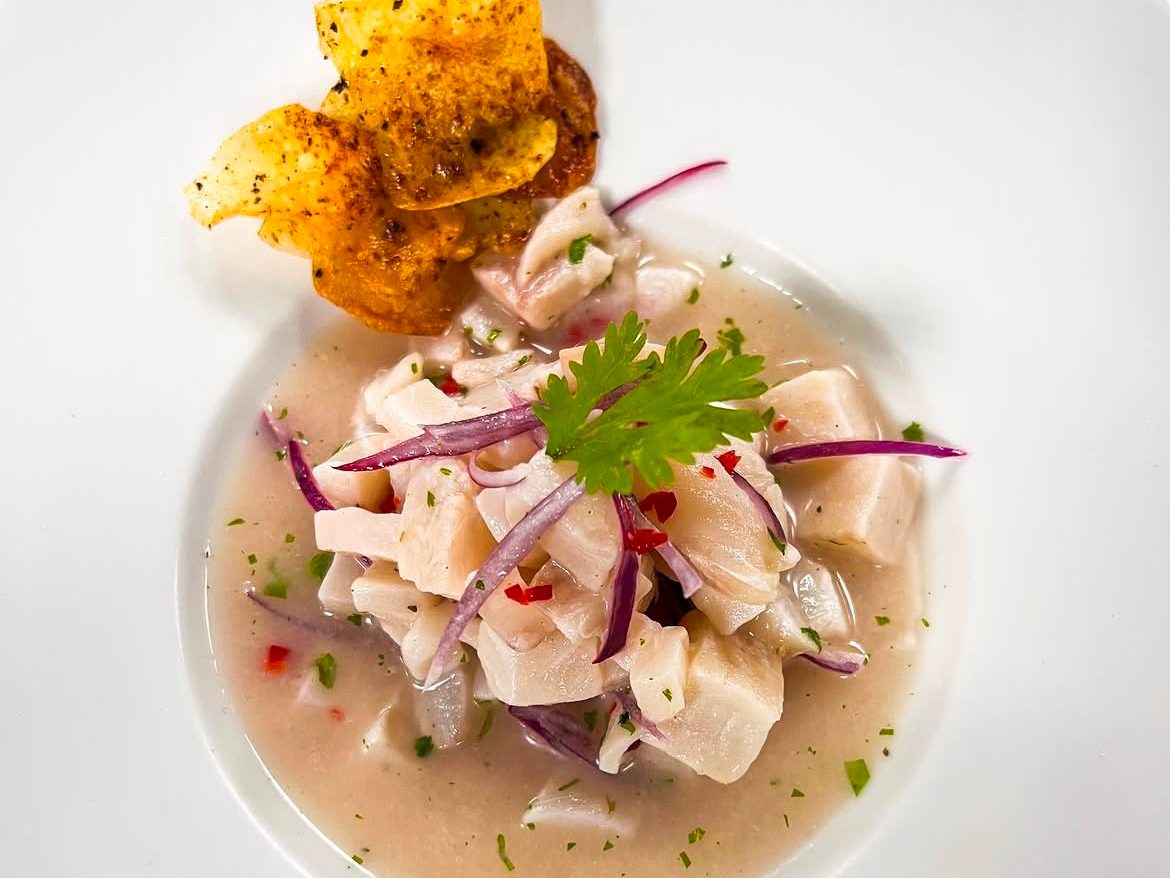 Tradicional ceviche com chips de mandioquinha.
