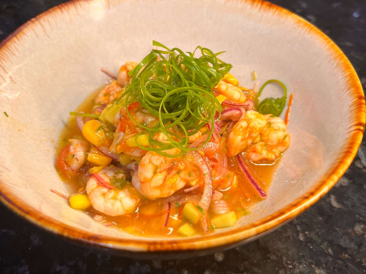 Ceviche peruano de camarão 
