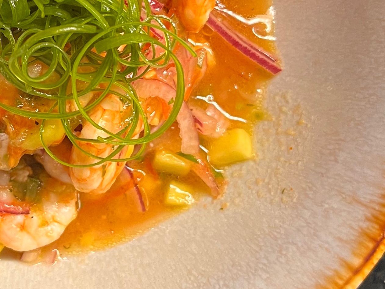 Ceviche peruano de camarão 