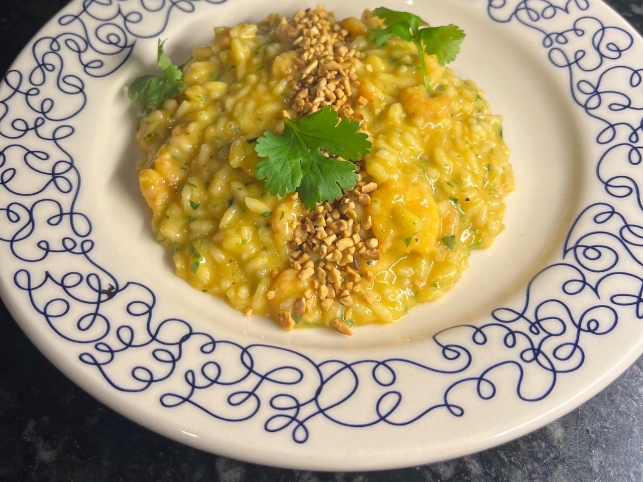 Risoto de camarão defumado com crocante de castanhas