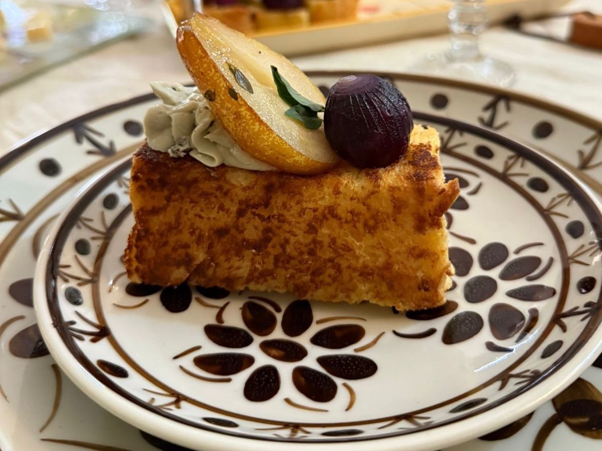 Croconte de briche com pêra caramelizada e  mousse de gorgonzola