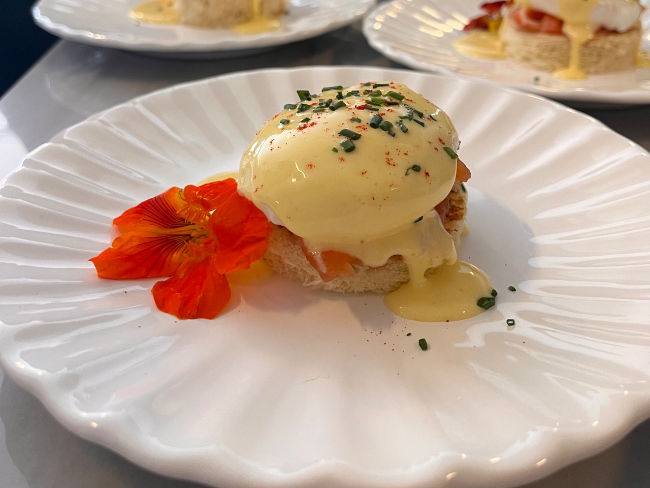 Eggs benedict com salmão gravlax 