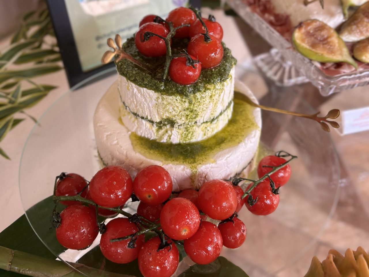 Terrine de queijos artesanal, com recheio de pesto de manjericão e tomates confitados 