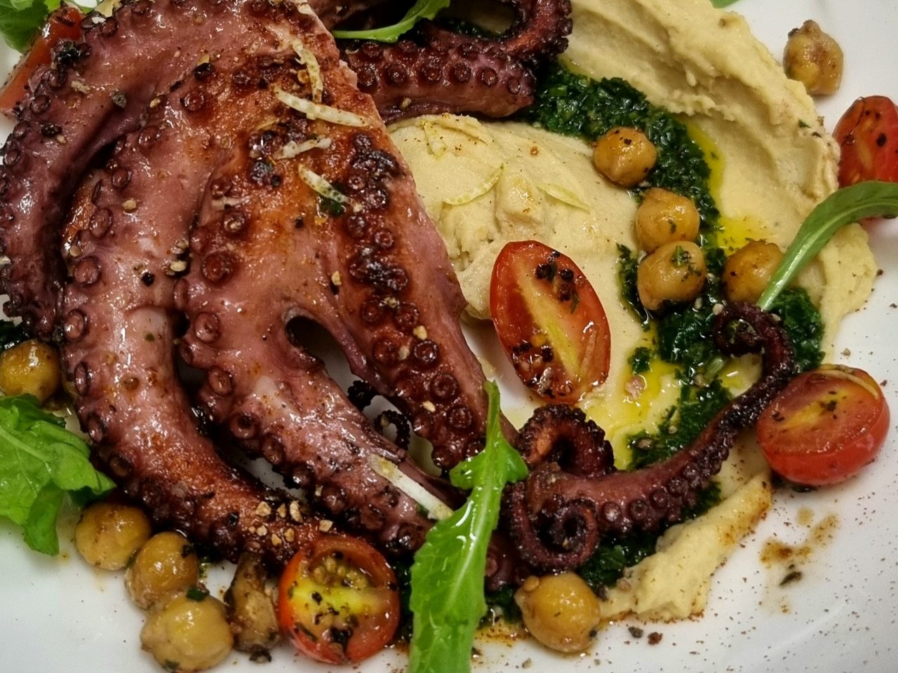 Polvo a la plancha com hommus de grão de bico e gremolata