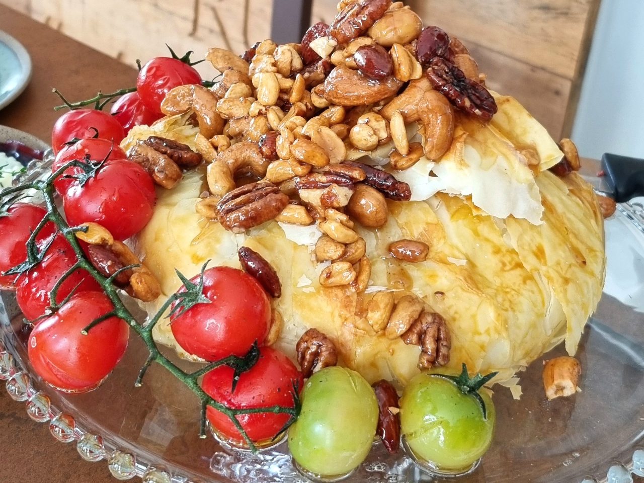 Brie em massa folhada com geléia de damasco e castanhas caramelizadas