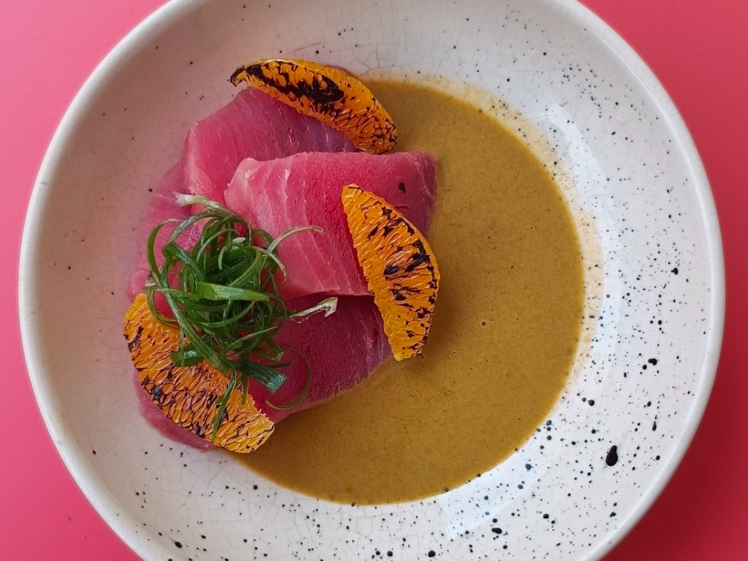 Crudo de atum, molho de baunilha e laranja
