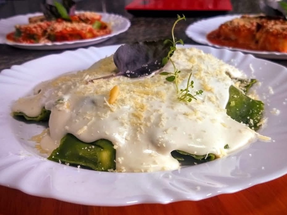Ravioli verde ao molho quatro queijos.