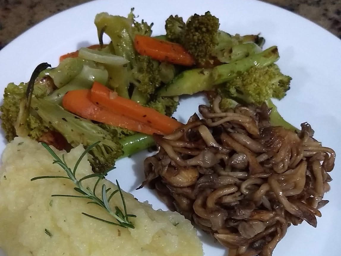Prato vegano de legumes salteados no azeite,pure e shimeje.
