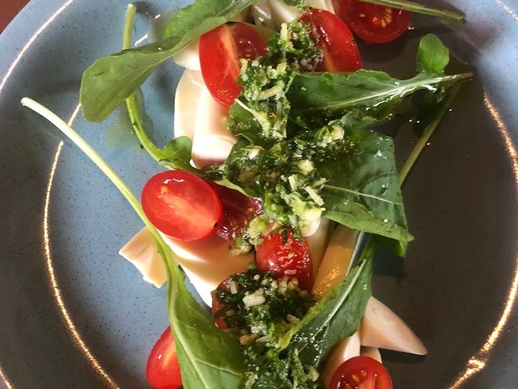 Salada de palmito com pesto de rúcula e folhas verdes.