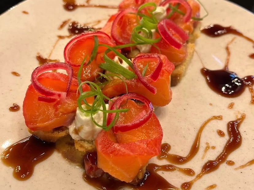 Focaccia, suor Cream e gravlax de beterraba