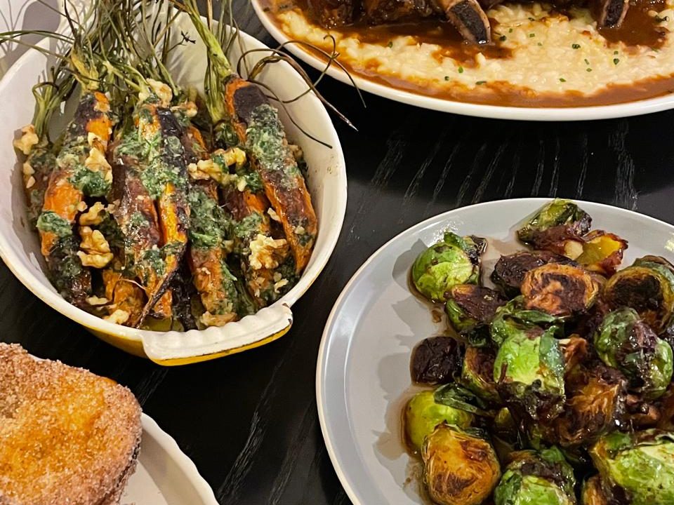 Cenouras assadas com pesto de seu próprio talo, couves de Bruxelas grelhadas com molho de Cranberries e pimenta chinesa.