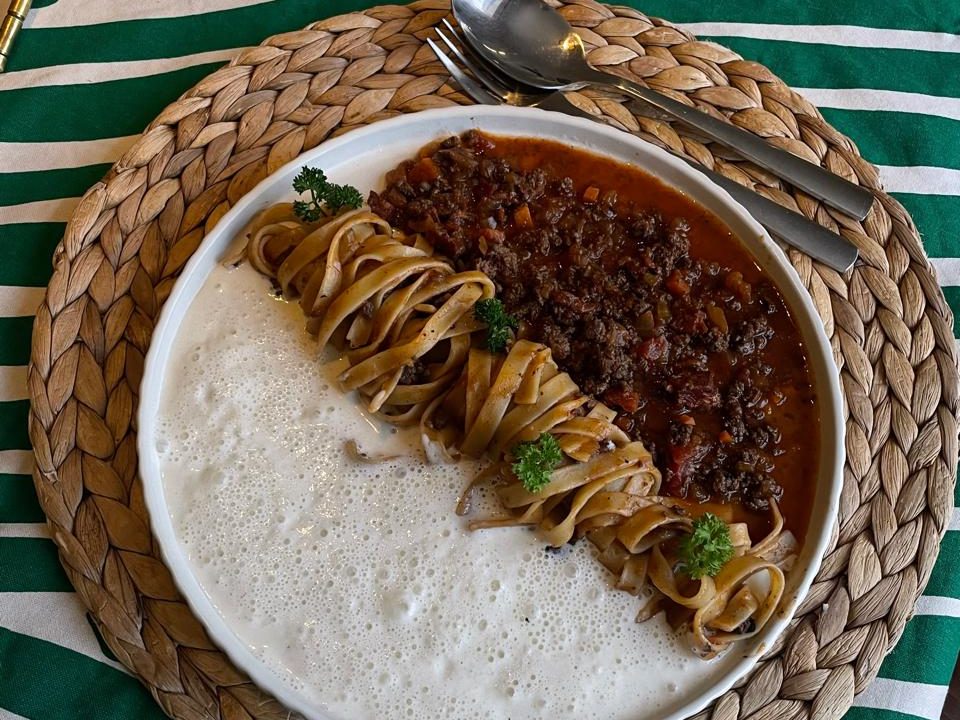 Massa fresca com ragu de javali e fonduta de queijo de cabra.