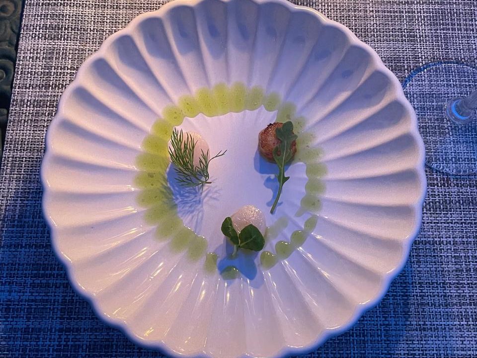 Trio de ostras, crua, curada e defumada.