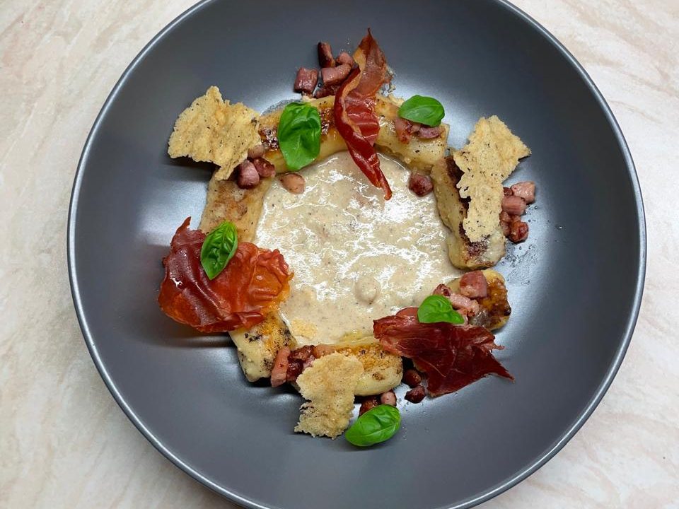 Gnocchi carbonara com crispy de presunto cru.