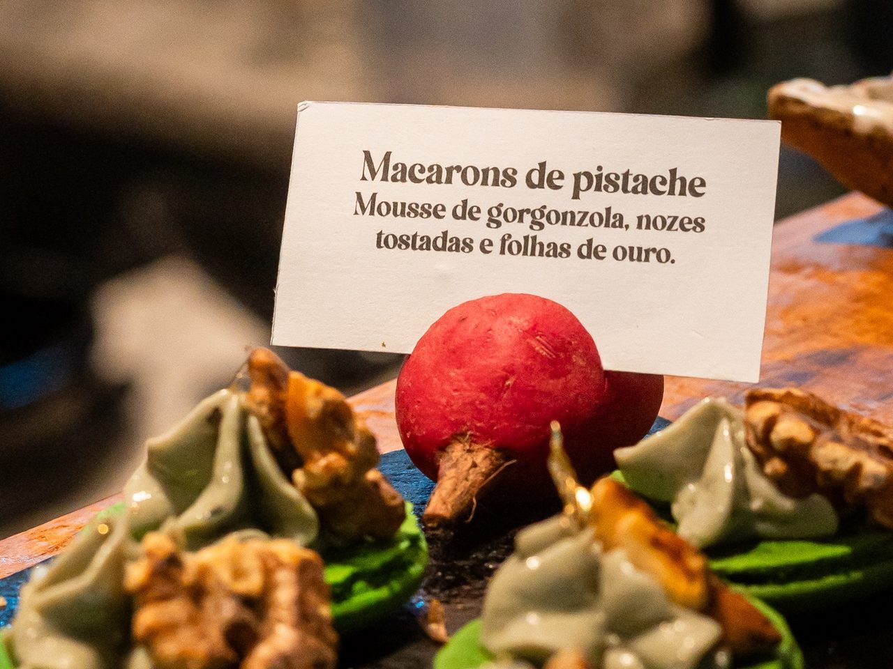 Macarons de pistache, mousse de gorgonzola, nozes tostadas.