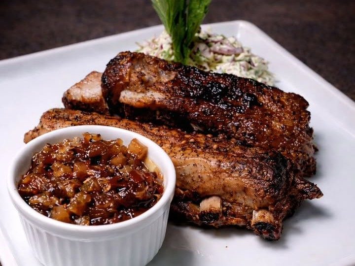 Costelinha à moda texana. Assada em dry rub com chutney de maçã e barbecue caseiro