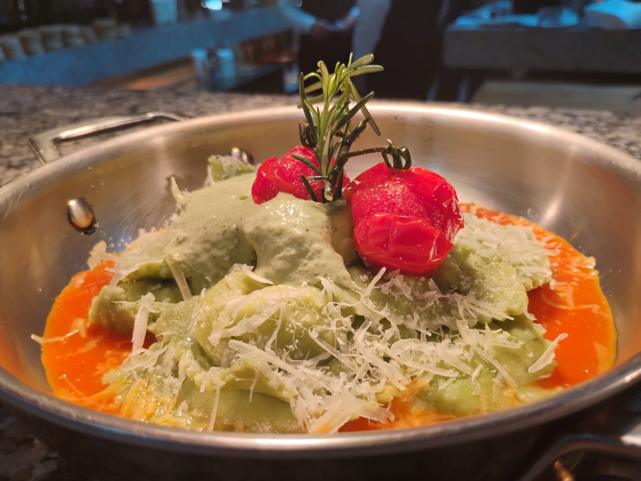 Ravioli verde rechado com búfala e tomate seco caseiro