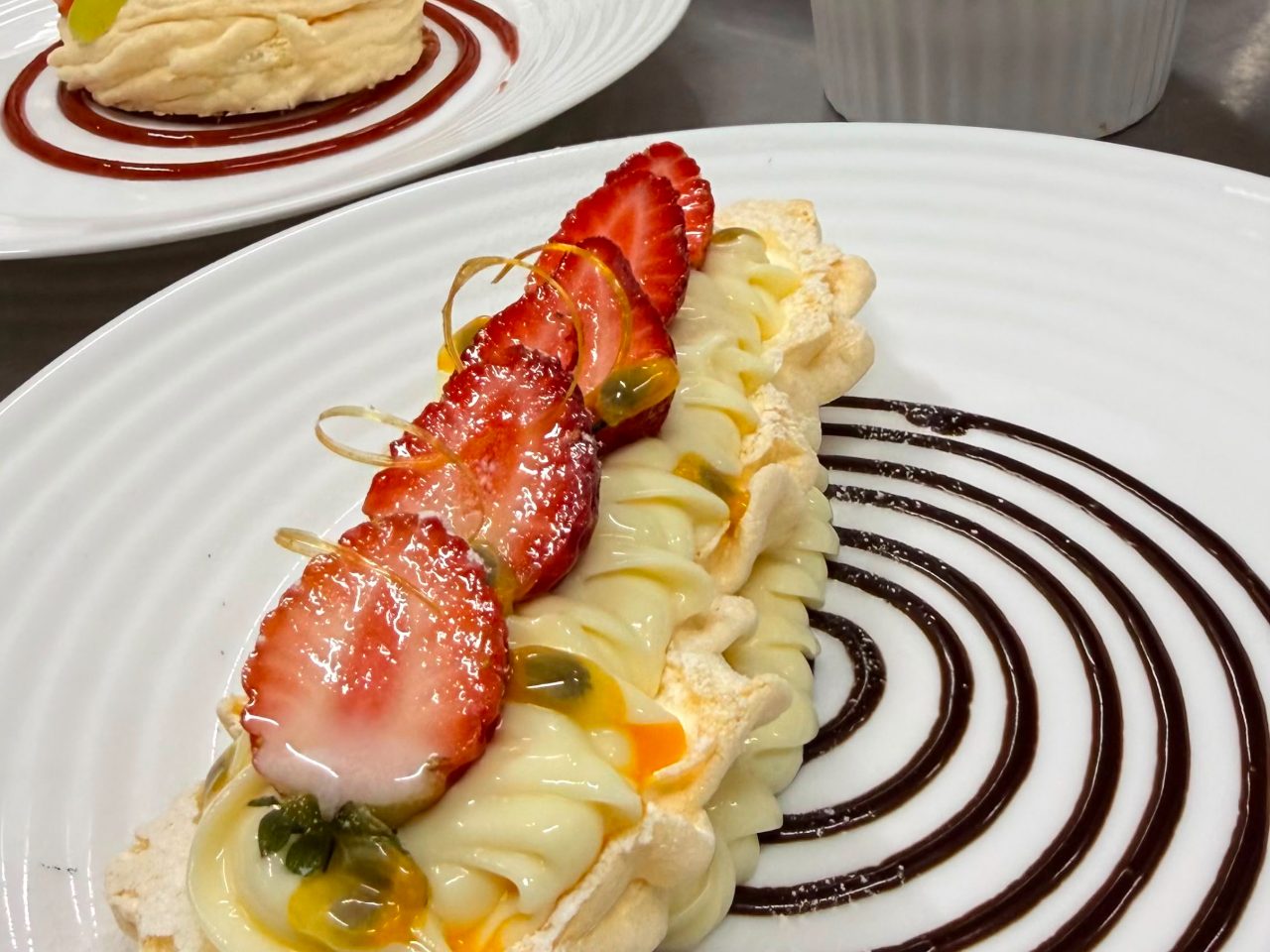 Pavlova com creme de confeiteiro e frutas frescas.