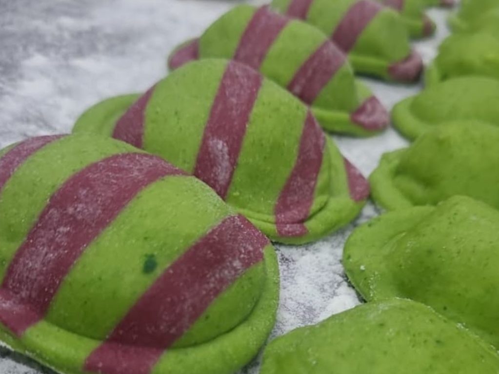 Ravioli de espinafre com ricota, espinafre e nozes.