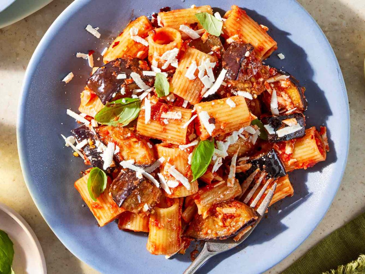 Macarrão Penne Álla Norma repleto de sabor italiano com molho especial, frescor e uma experiência gastronômica única