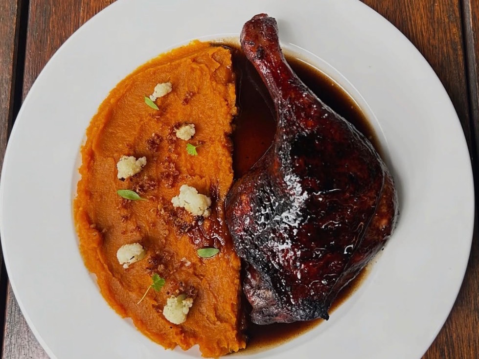 Canard de pato c/ purê de abóbora,couve flor,gengibre crocante e glace de pato.