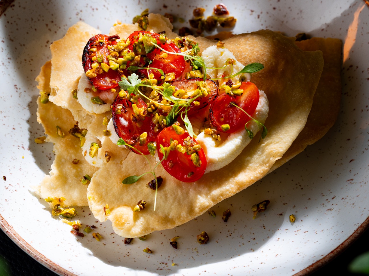 Crocante de tomate c/ creme de búfala,gremolata de pistache e tomate tostado.