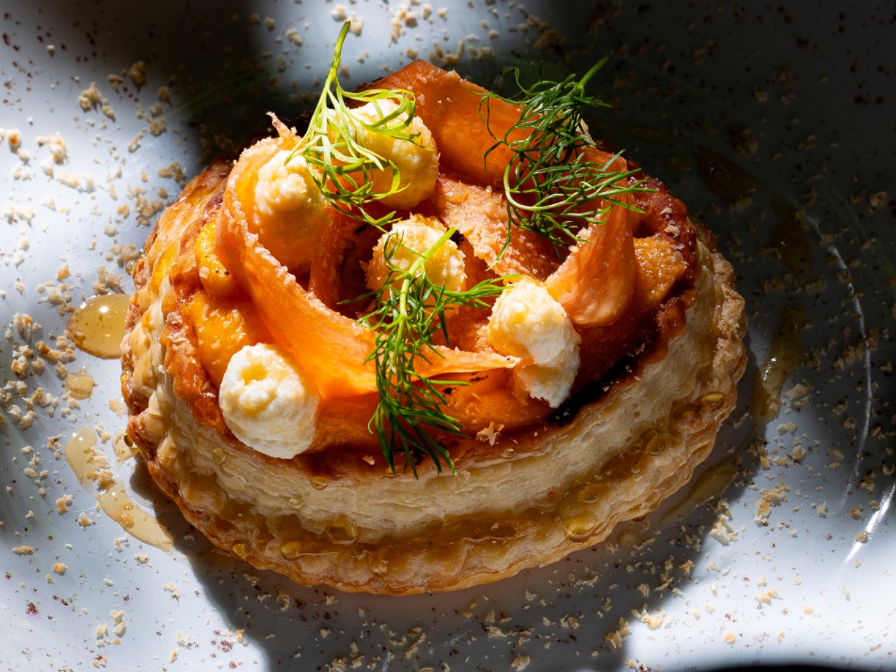 Tarte Tartan de cenoura,picles de cenoura,castanha de caju,ricota assada e mel de limão c/ tomilho.
