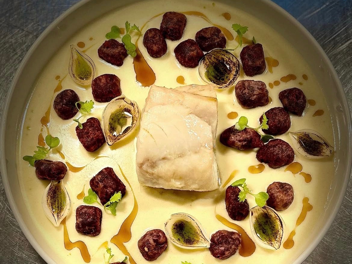 Bacalhau confit,fonduta de parmesão,nhoque de batata doce roxa,cebola brulle e azeite de funghi.