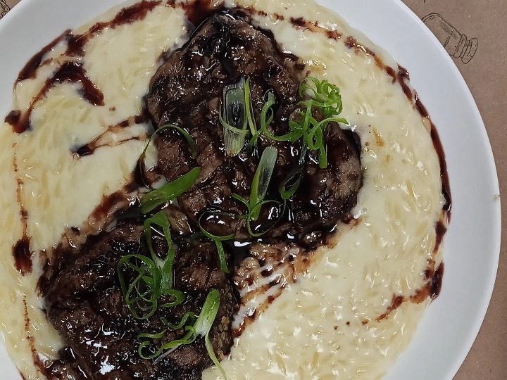 Filé mignon com risoni de parmesão e redução de vinho.