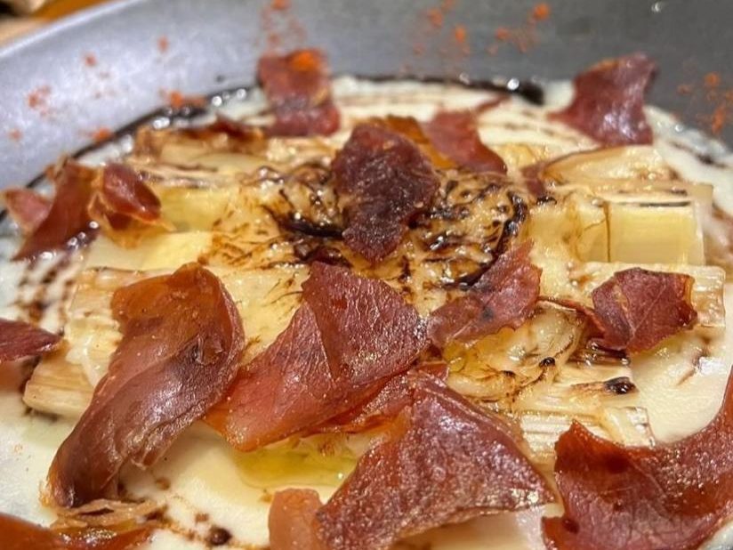 Pupunha grelhado com molho bechamel muçarela e parmesão gratinado, para finalizar farofa de Parma ,redução de balsâmico.