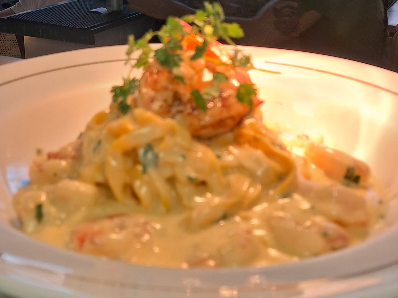 Fetuccine gamberi,
Fetuccine ,camarão, vinho branco e creme de parmesão.