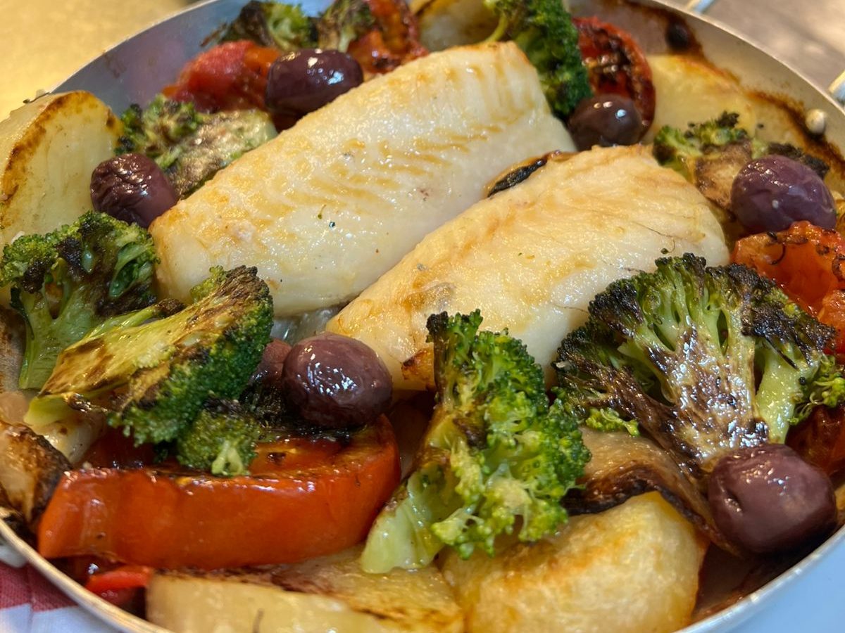 Bacalhau ao forno com batatas ,legumes e azeitonas pretas.