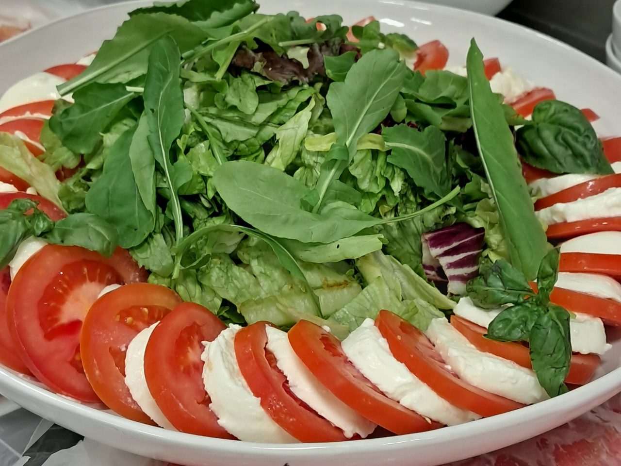 Travessa caprese ... mussarela de búfala, tomates e mix de folhas