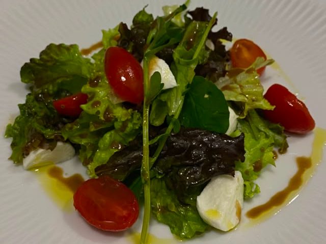 Salada verde , com mix de folhas, mussarela de búfala bolinha, tomate cereja,e vinagrete balsâmico.