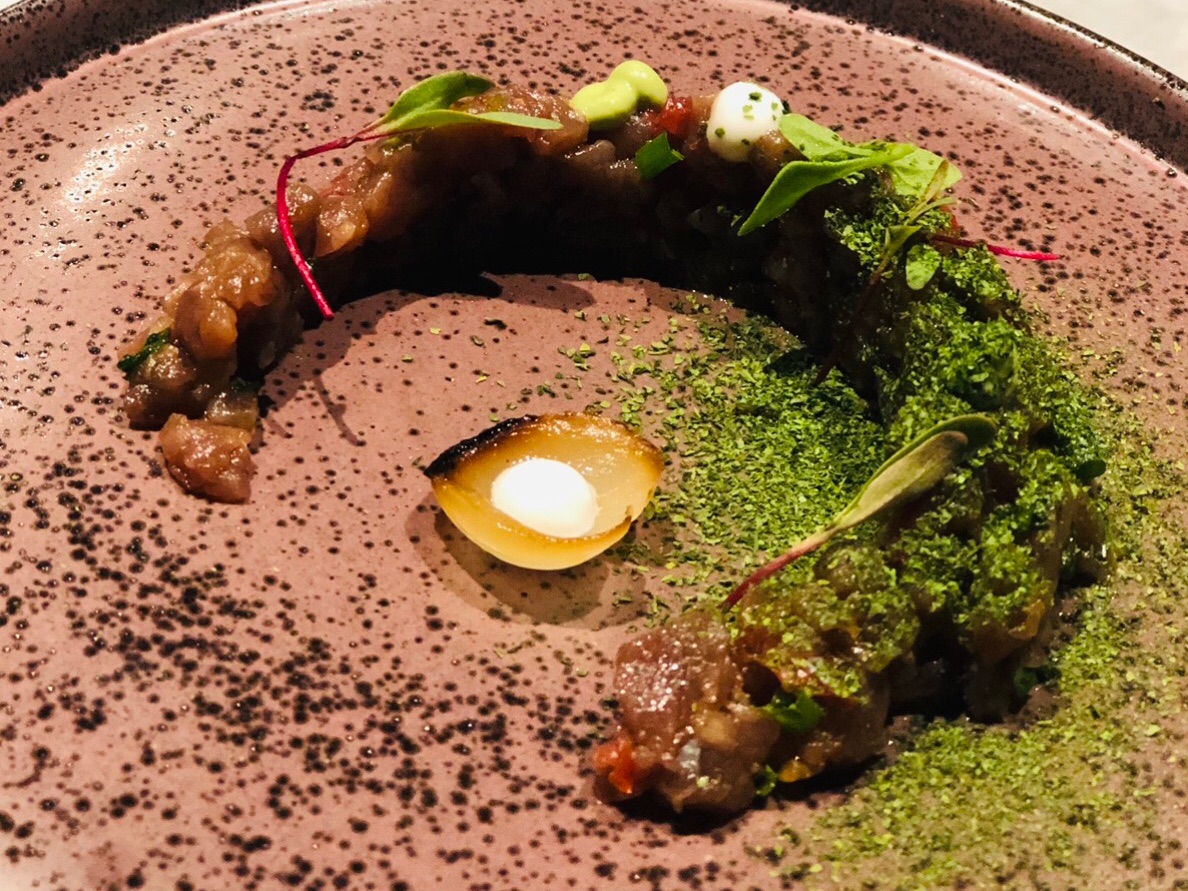 Steak Tartare com maionese de coentro, cebola brullè e pó de coentro 