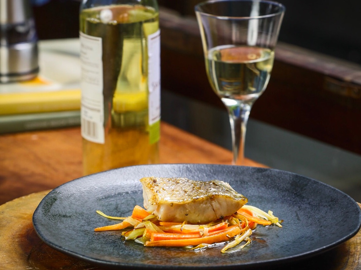 Filé de pescada amarela com Julienne de legumes e emulsão de limão siciliano 