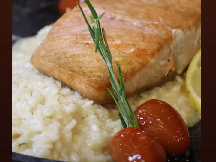 Risoto de limão, com posta de salmão grelhado na manteiga.