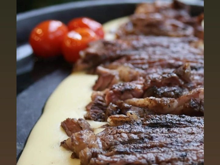 Delicioso e clássico aligot com lâminas de ancho assado.