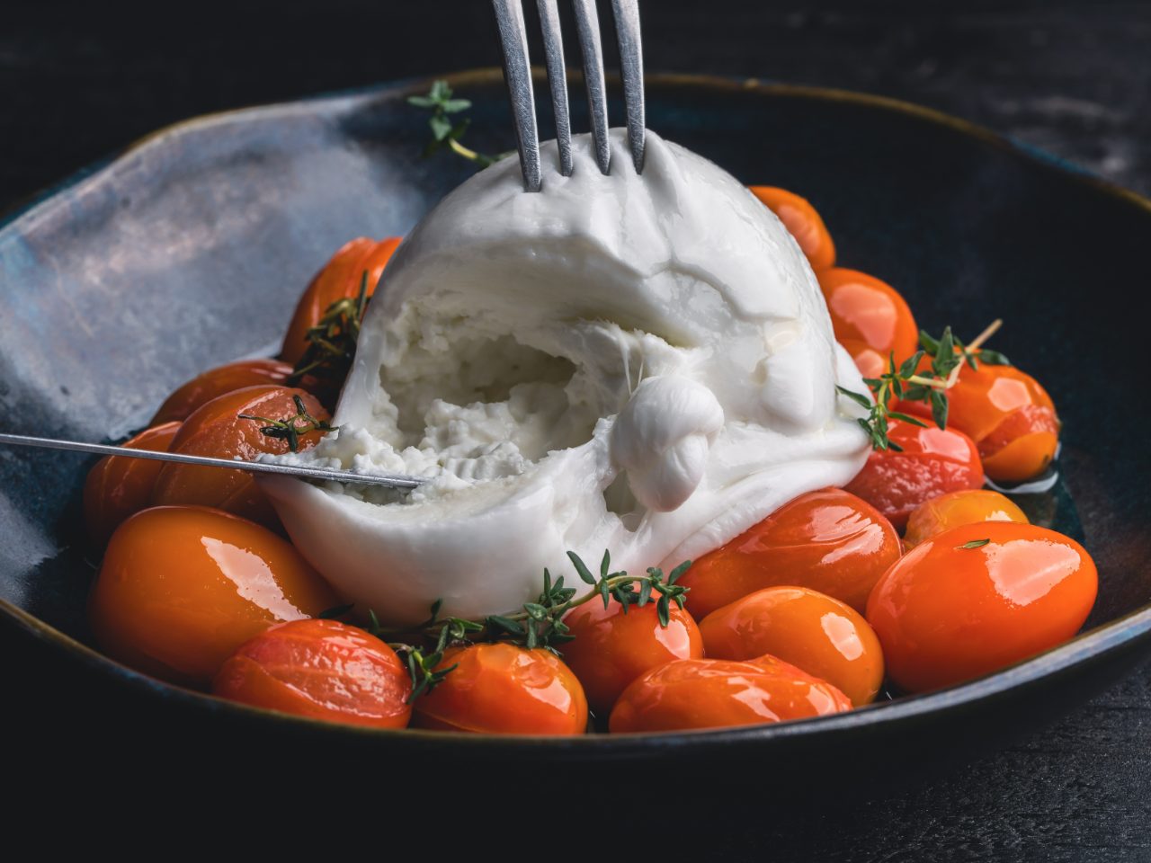 Confit de tomates no azeite extravirgem. Acompanha pão de fermentação natural tostado