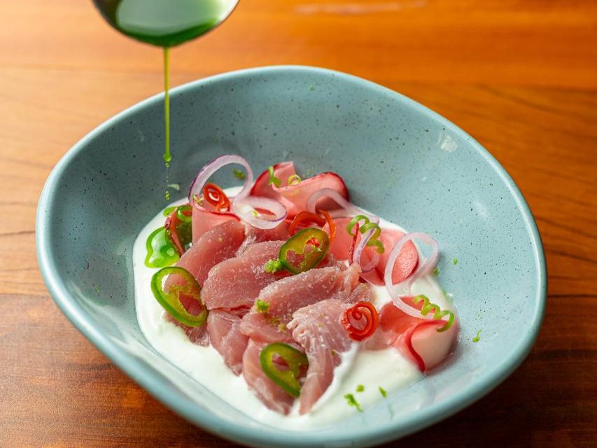 Atum curado, picles de rabanete, jalapeño defumada, coalhada seca artesanal e óleo de coentro