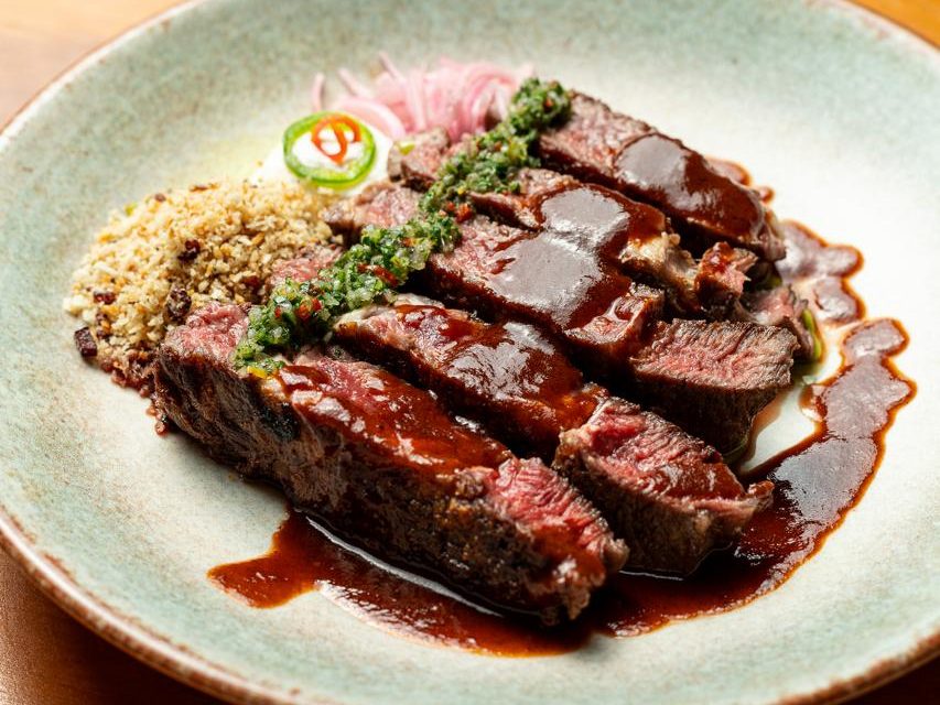 Chorizo selado na manteiga de ervas, chimichurri artesanal, crocante de panko com guanciale, rôti.