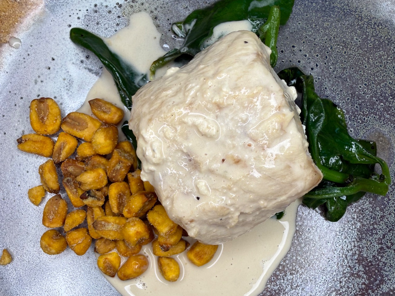 Filé de namorado com molho de whisky, espinafre e milho torrado